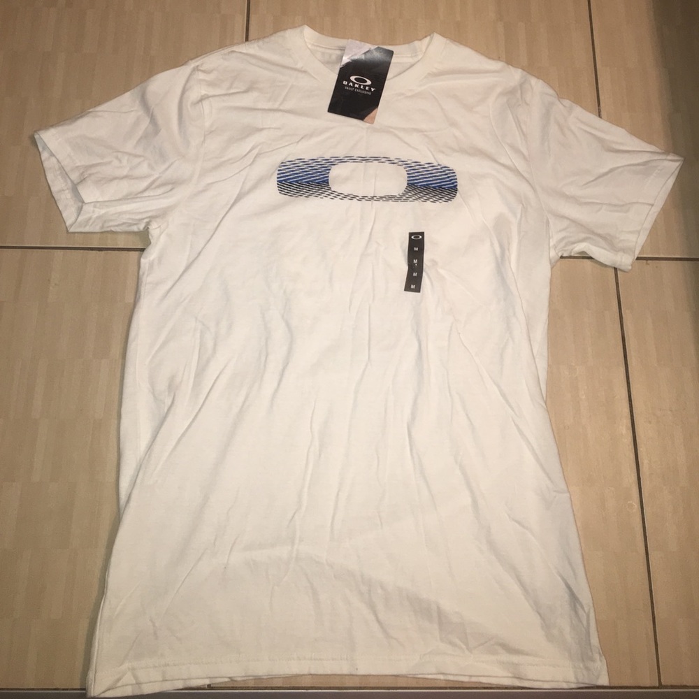 White Oakley t-shirt size medium