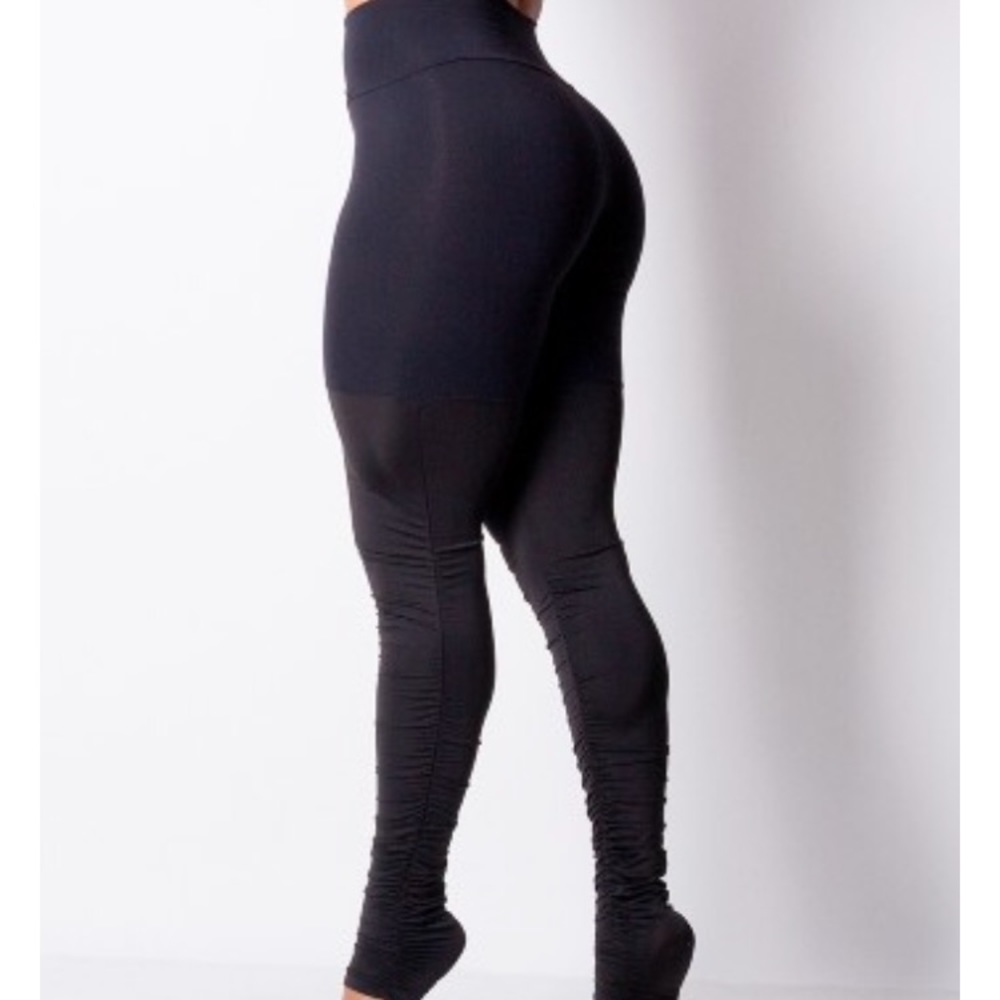 2-NEW women's scrunchy bottom leggings! Size small