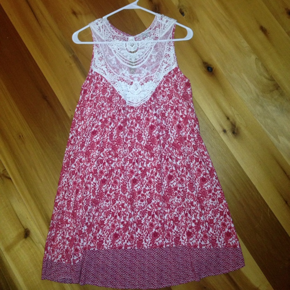 🌿DONATING SOON🌿Adorable red lace dress