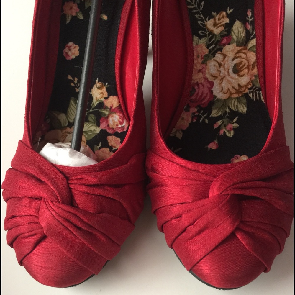 Deep Red knot toe pumps
