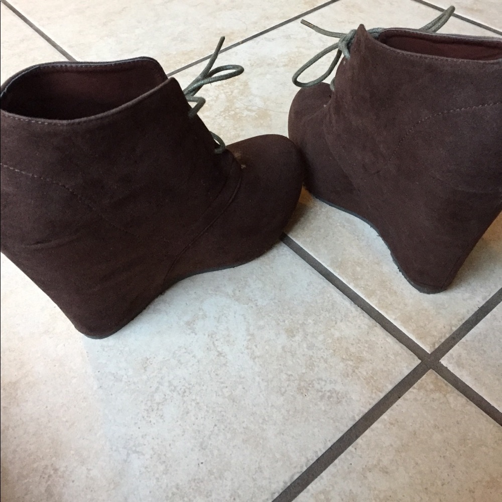 Brown Lace Platforms - Picture 2 of 4