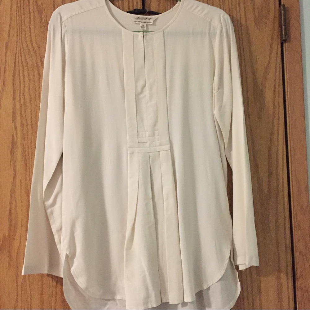 Beautifully detailed pleated dress shirt, size sml