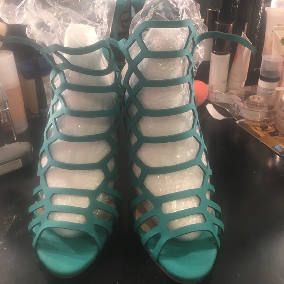 Turquoise caged shoes - Picture 2 of 4