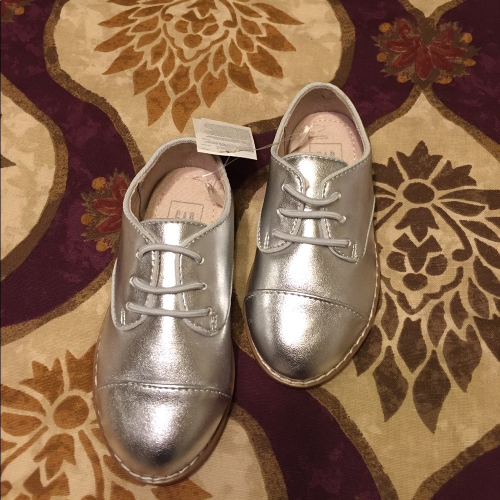 NWT Metallic Silver Oxfords