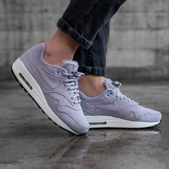 Nike Shoes - NIKE WOMENS AIR MAX Provence suede sz 7 new