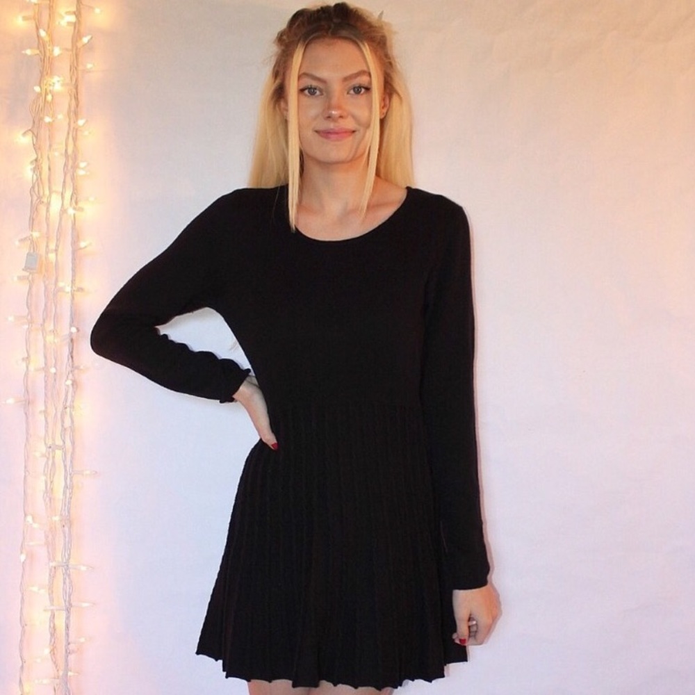 LFINAL CHANCE! ittle Black Pleated Sweater Dress