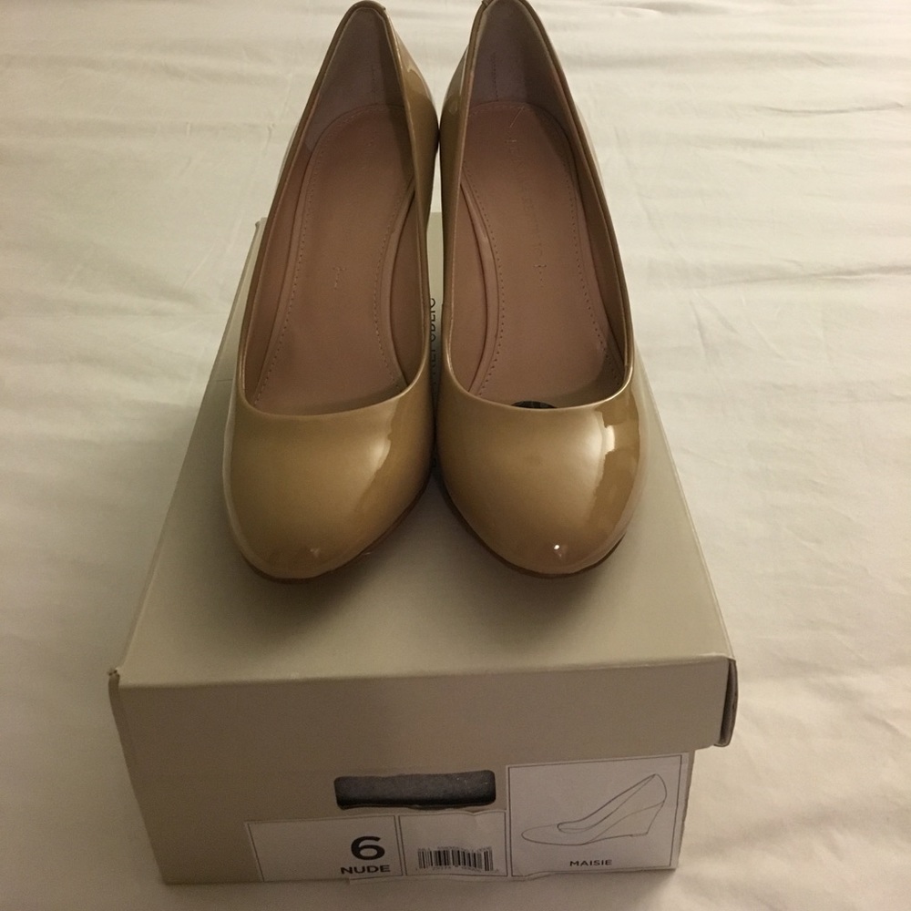 Nude Banana Republic wedge heel size 6