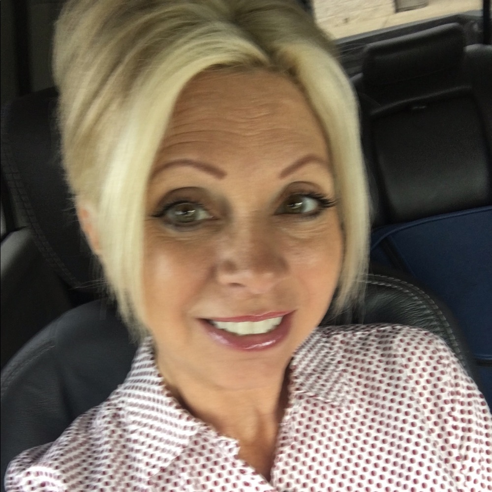 Meet your Posher, Debi