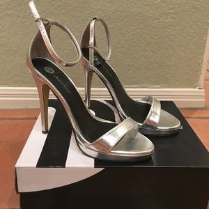 ✨Sexy SILVER strappy Michael Antonio sz 9 heels ✨