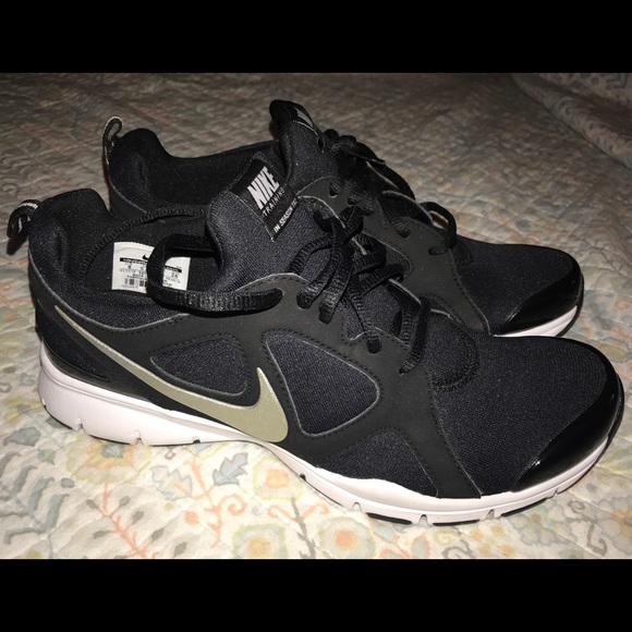 nike shoes with silver swoosh