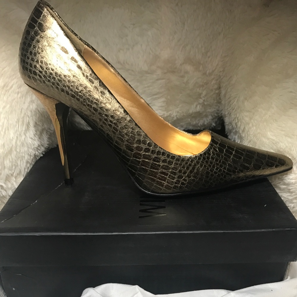 Marvel in Metallic Pointed Toe Pumps👠