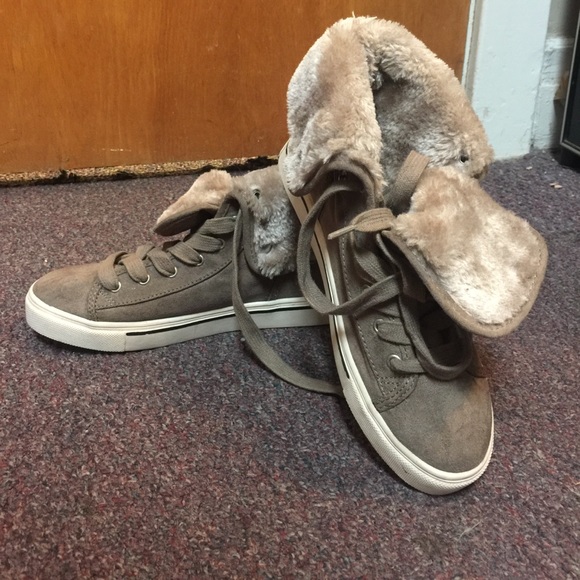Mossimo Faux Fur Converses - Picture 1 of 1