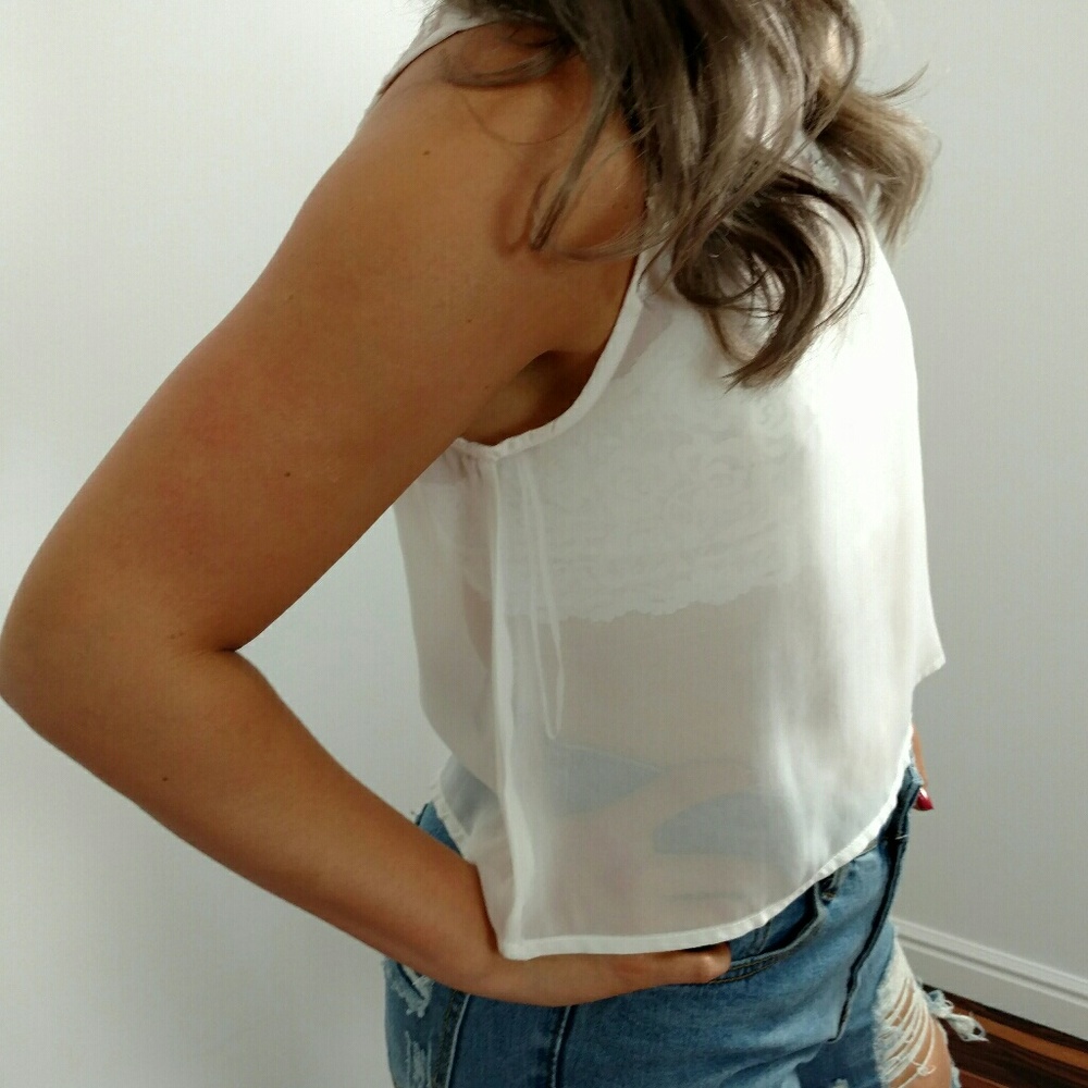 🌿SHEER LACE CROP TOP🌿 - Picture 4 of 8