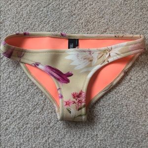 NWT floral triangl bottoms 🌊🌸