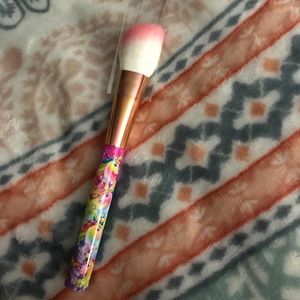Angled blush brush