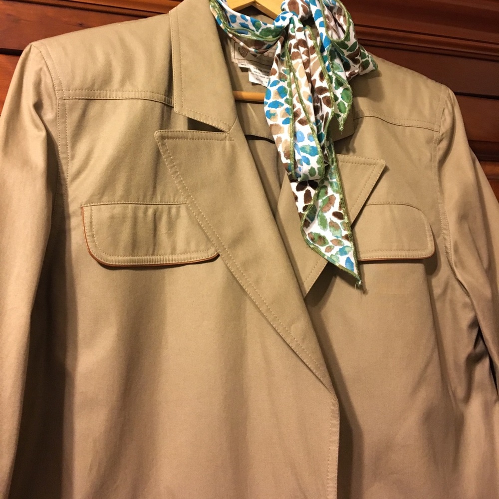 Stunning Gucci Tan skirt suit size 40 Italy ❤️