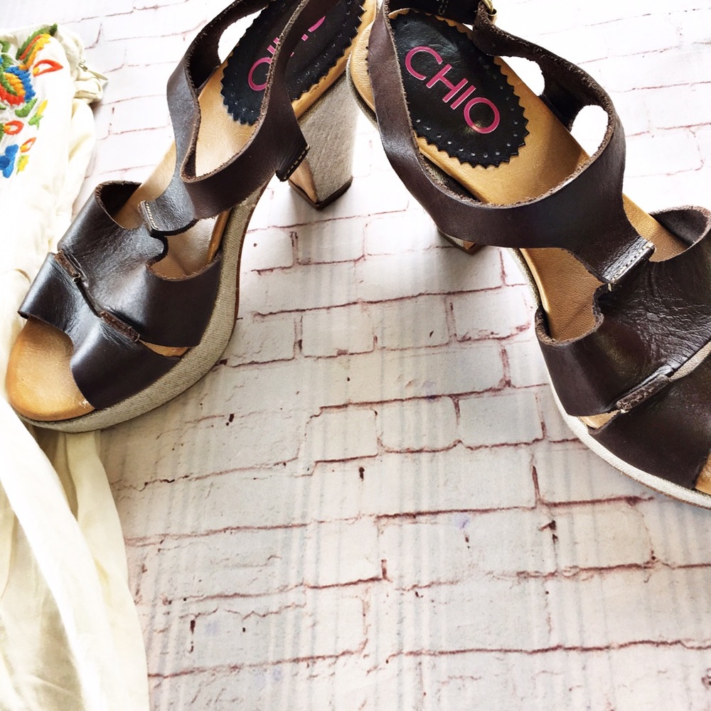 Leather and Straps in these sandals🌹