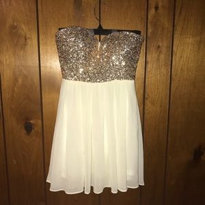 Windsor Strapless Sweetheart Sequin White Dress❤️