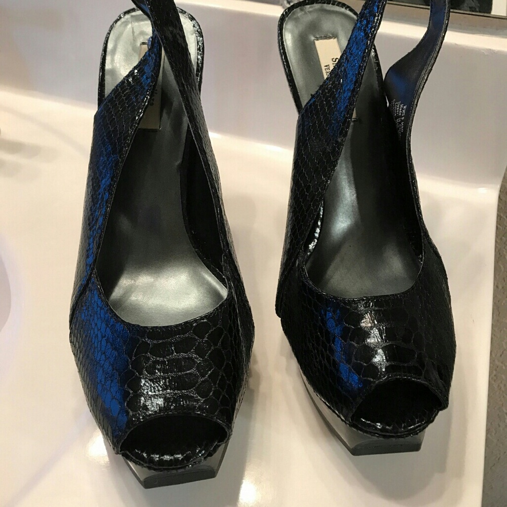 Vera Wang Black Shiny Snake Skin Heels!!
