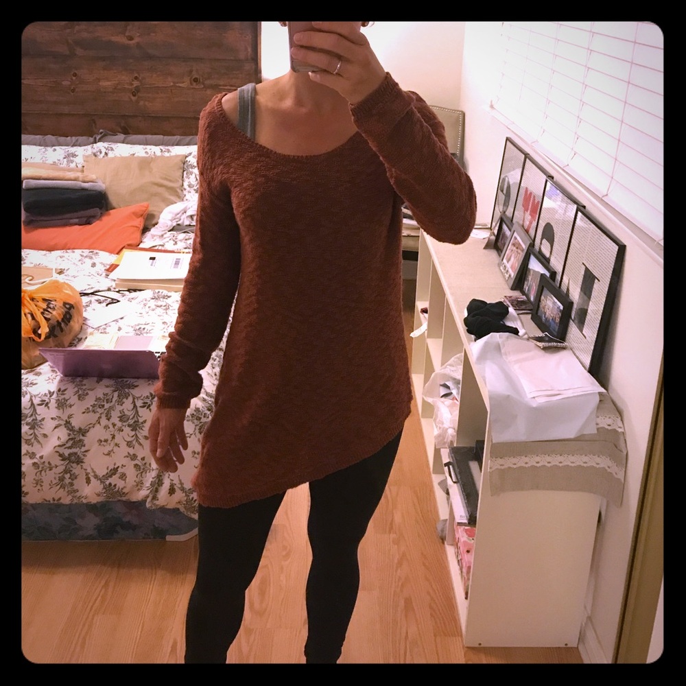 Long sleeve angled-bottom sweater