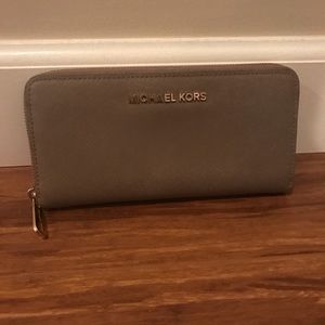 Michael Kors Jet Set Continental Wallet