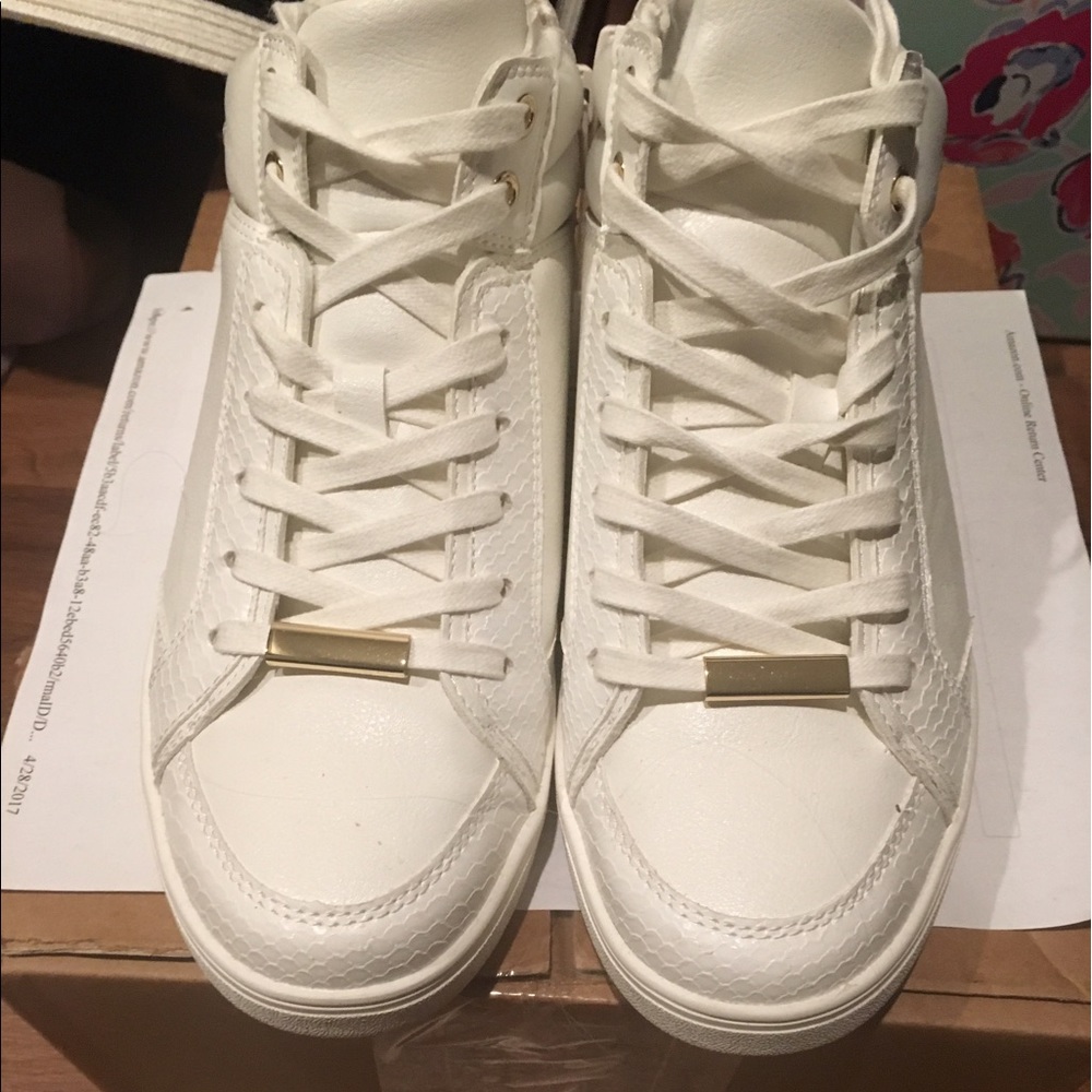 Aldo's Women's Sneaker (faseto style) size 9
