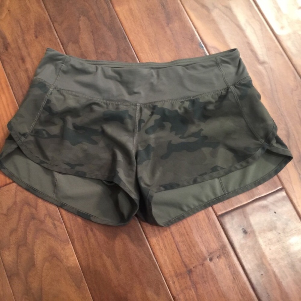 ISO lululemon camo speed short size 6 or 8