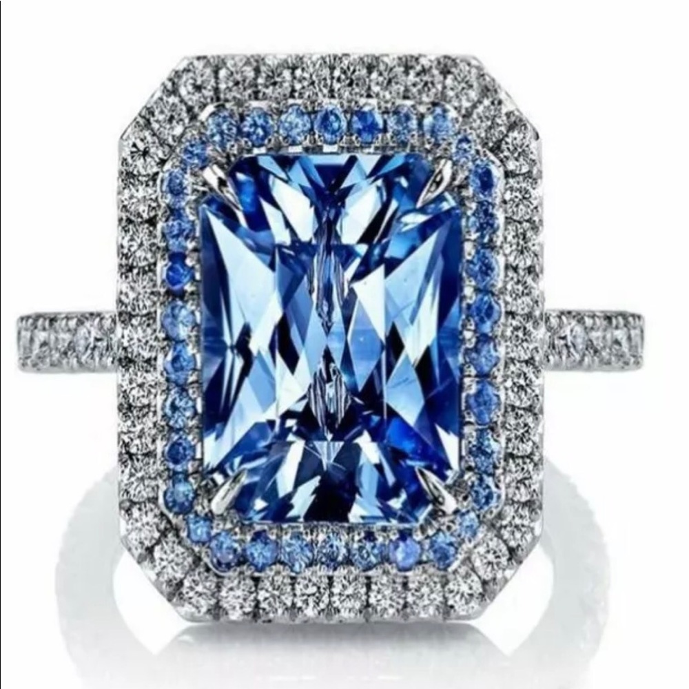 A 5.00 Ct Sapphire Tripple AAA Gem Grade