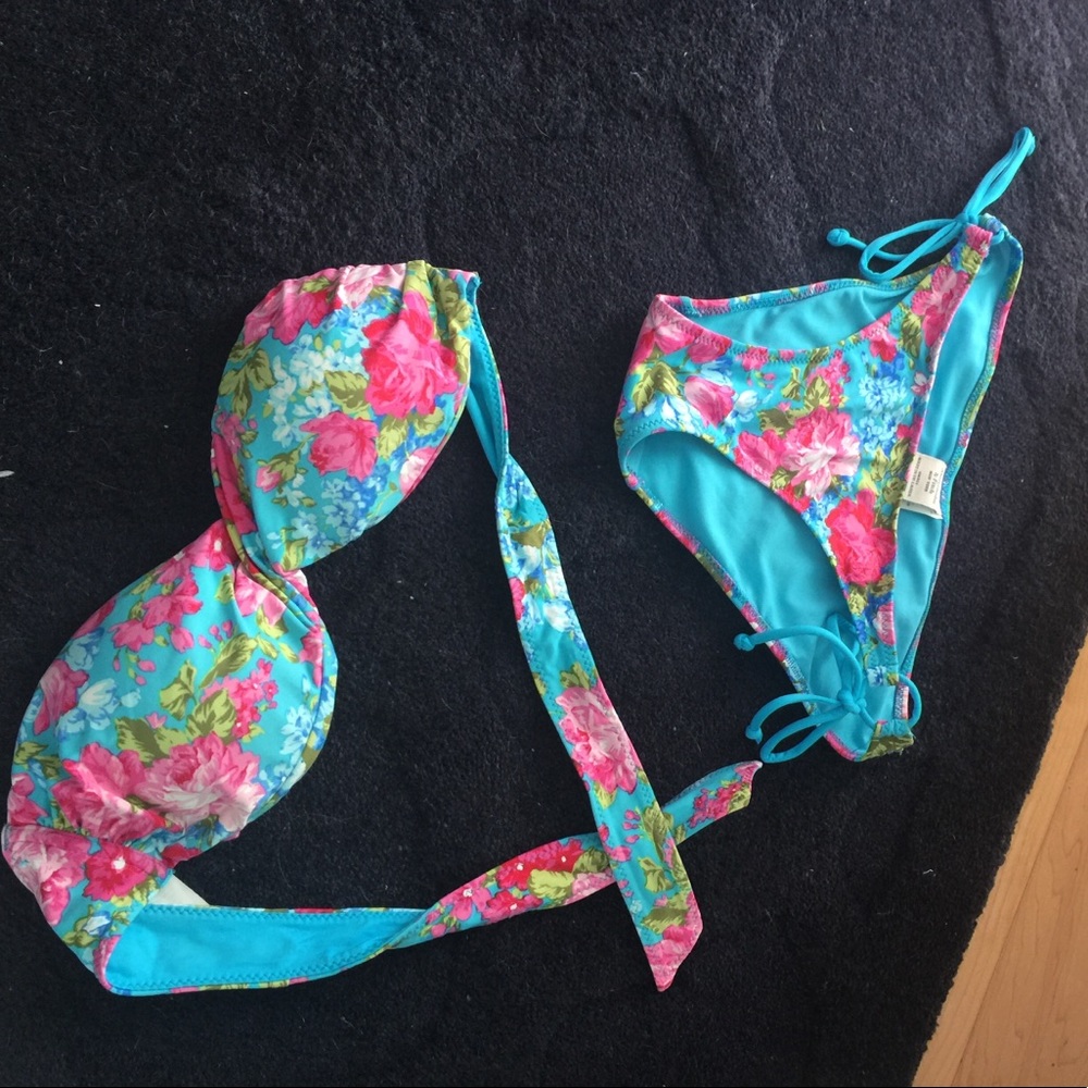 Adorable floral bathing suit! 🌸