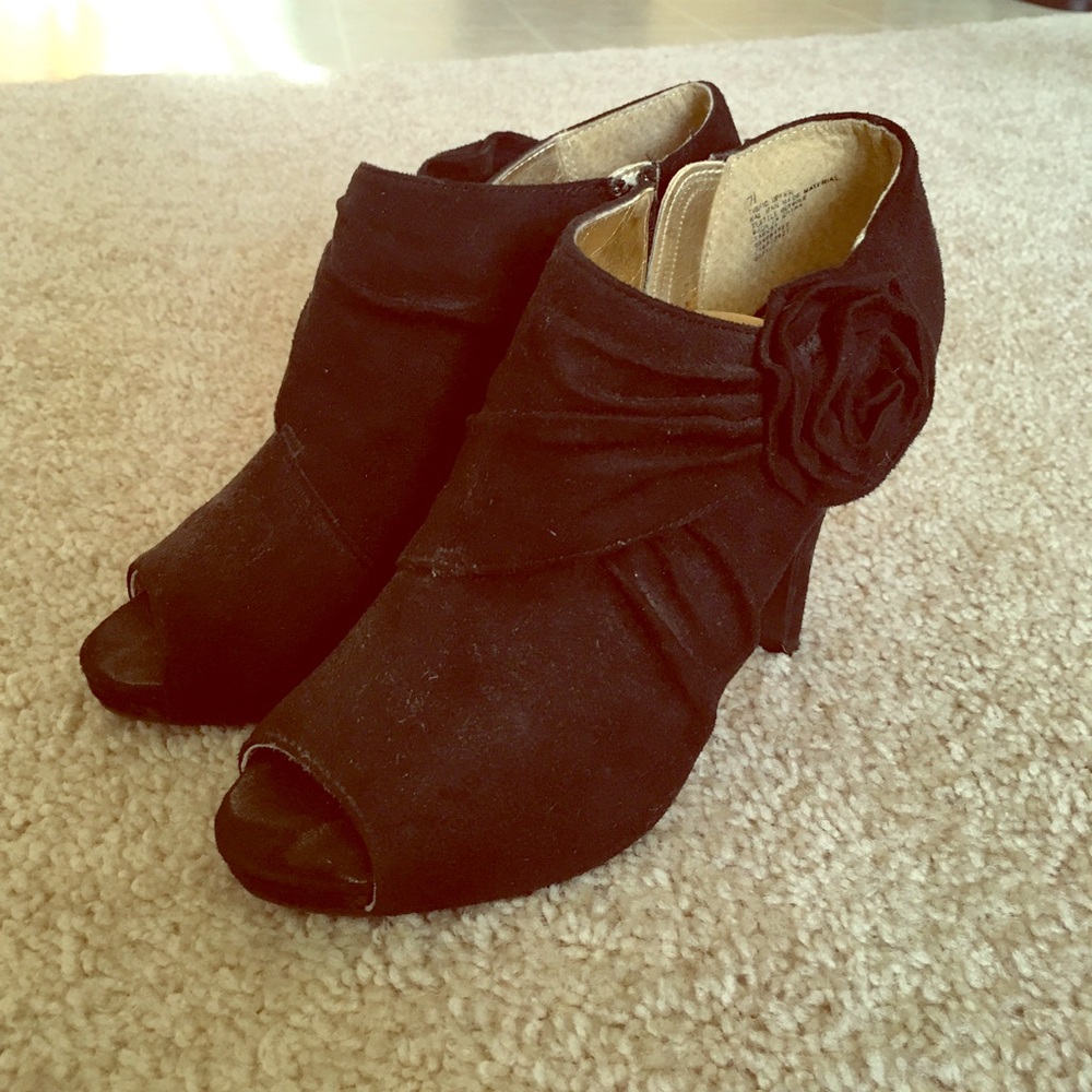 Peep-toe black boots