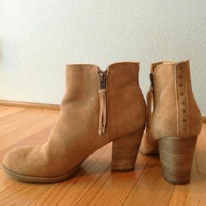 Tan suede zip up ankle boots!