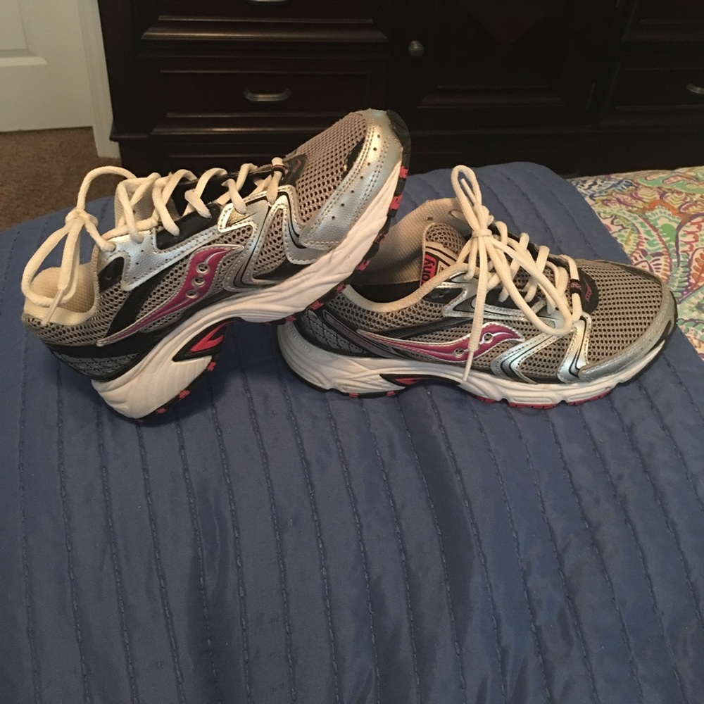 Women's 8.5 black and pink saucony shoes