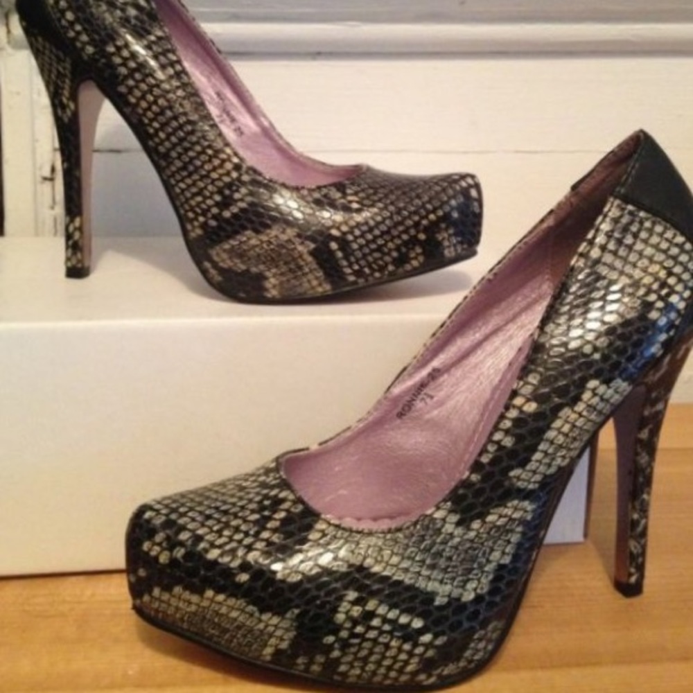 SNAKESKIN PLATFORM HIGH HEELS size 7.5 B