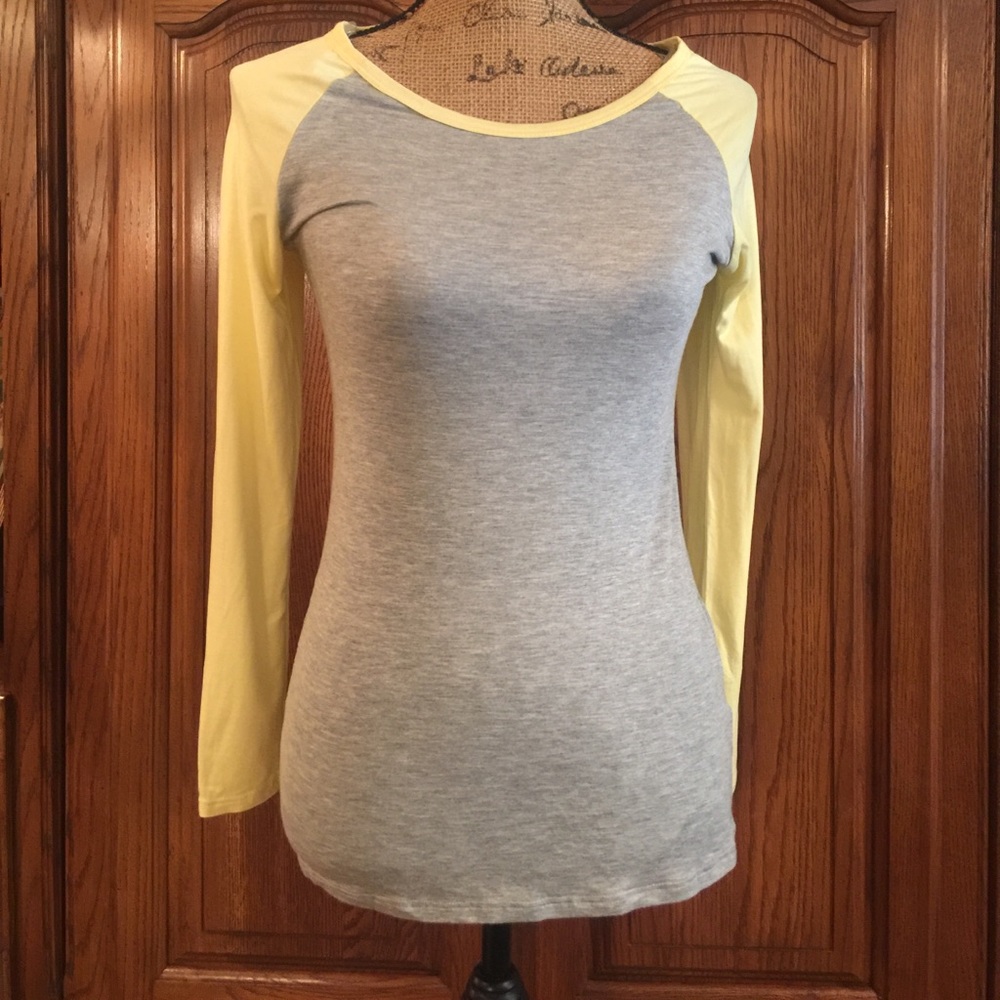 Coco & Main Raglan Tee Size small