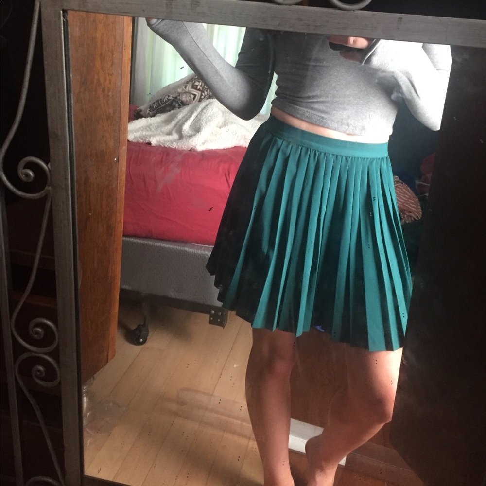pleated green skirt