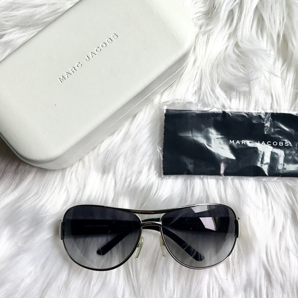 Marc Jacobs Accessories - ✨CLEAROUT✨ MARC JACOBS Black Aviators + CLEANER