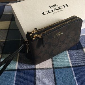 Signature coach pouch