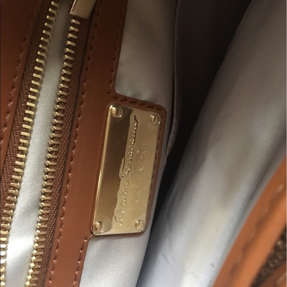 Ferragamo leather Flower Appliqué Bag - Picture 7 of 8