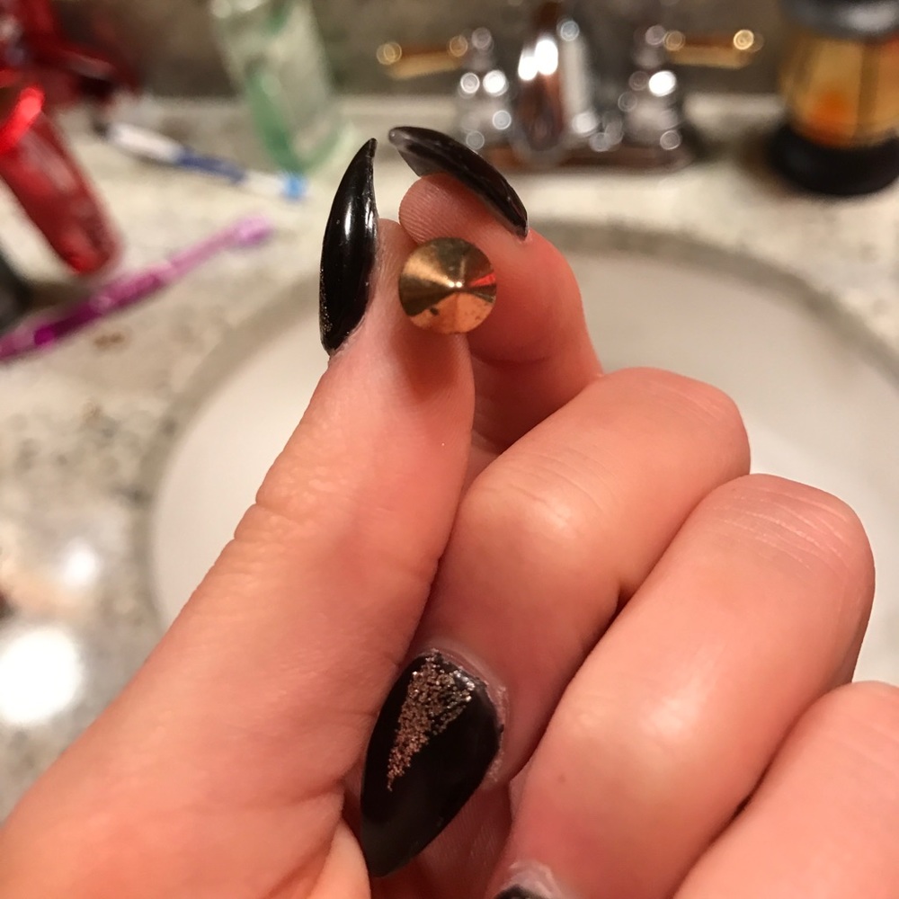 Gold stud earrings 😻