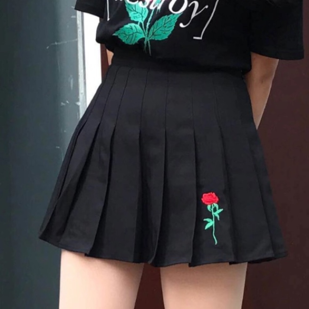 High waist pleated tennis skirt w/ rose embroidery
