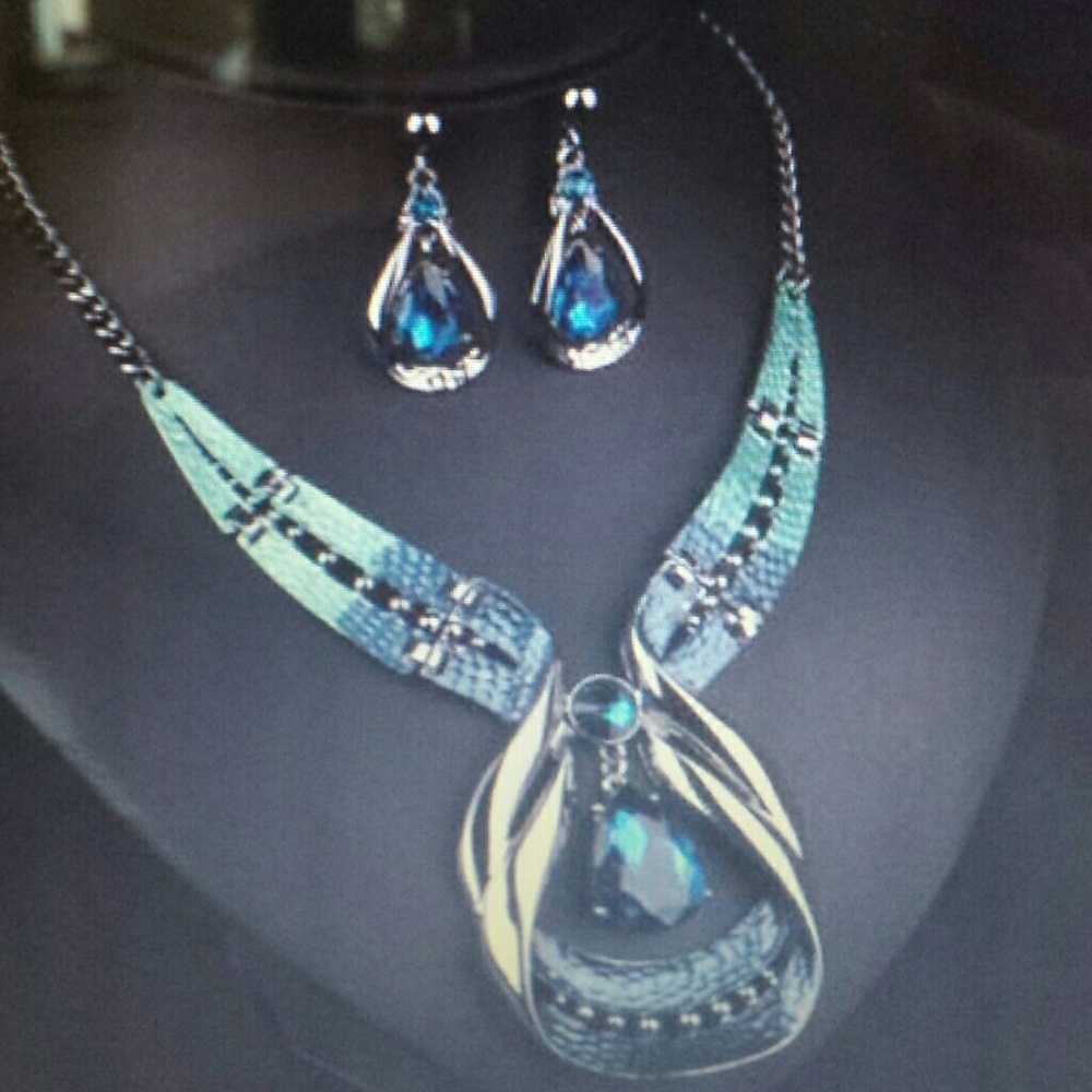 Crystal choker fashion necklace set.