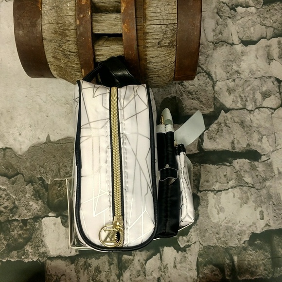 LAST ONE!! NWT Makeup Bag 3 Piece Set White/Black - Picture 4 of 4