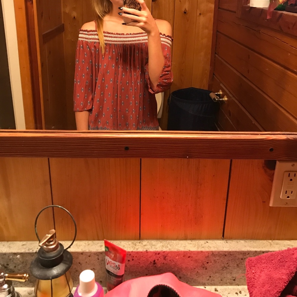 Cute off the shoulder top😍