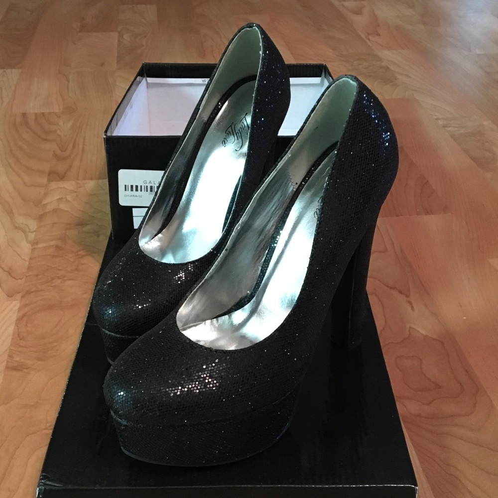 NWT Women's black high heels size 7