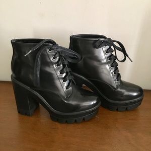 Edgy vinyl leather platform lace up boots size 8