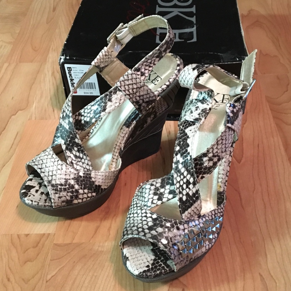 NWT Women's BKE wedges size 7.5