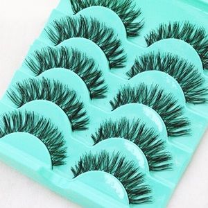 Natural looking false eyelashes