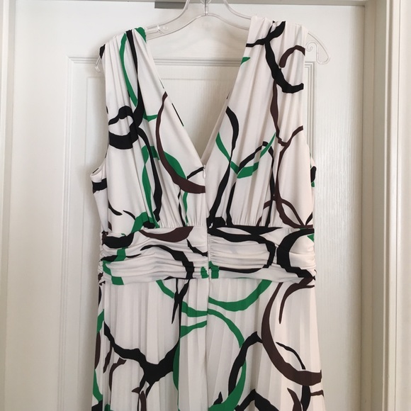 Suzi Chin fully lined sleeveless dress. - Picture 2 of 4