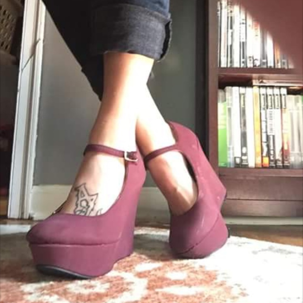 Maroon wedges