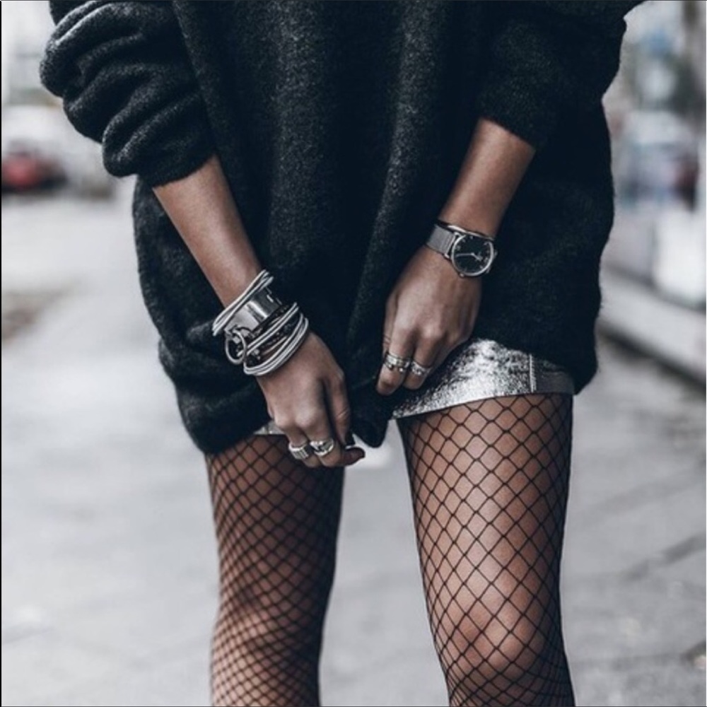 Black Medium Hole Gauge Fishnet Pantyhose - Picture 2 of 4